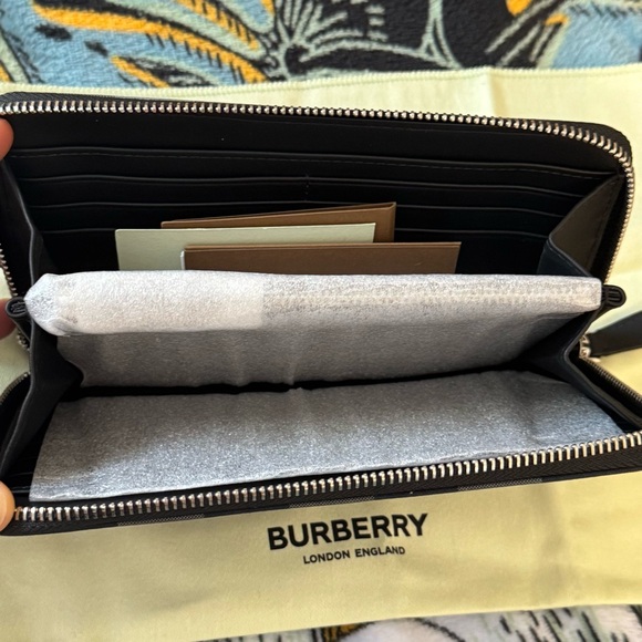 Burberry Black and Gray Checkered Wallet new - Picture 3 of 5